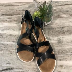 Giani Bernini Black strapped memory foam platform sandals size 11